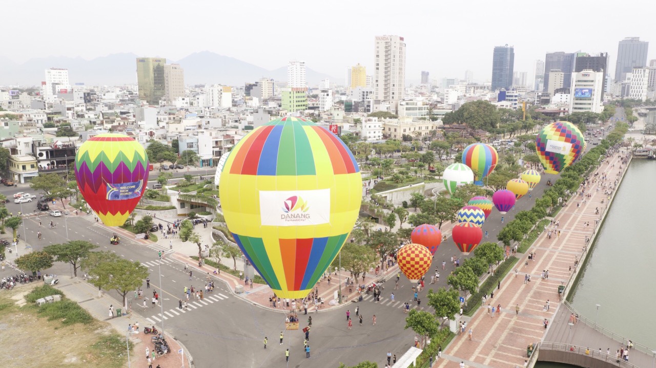 Nằm trong khuôn khổ các hoạt động chào mừng Đà Nẵng mở lại đường bay quốc tế, ngày hội khinh khí cầu diễn ra tại Công viên Vườn tượng APEC - đường Bạch Đằng, Đà Nẵng